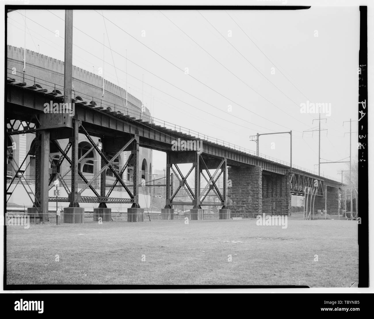 Vicino al campo di Franklin, guardando a Nord. Pennsylvania Railroad, West Philadelphia elevati, parallelo al fiume Schuylkill, a nord del Ponte dell'Arsenal, Philadelphia, Contea di Philadelphia, PA marrone, William H American Bridge Company Pencoyd Iron Works John Goll e azienda scintille e Evans Pennsylvania Railroad Consolidated Rail Corporation CSX Transportation Philadelphia, Baltimora e Washington Railroad Philadelphia Dipartimento delle Opere Pubbliche Webster, George S Pennsylvania Historical and Museum Commission, sponsor DeLony, Eric N, project manager Consolidated Rail Corporation (Conrail), sponsor Spivey, Foto Stock