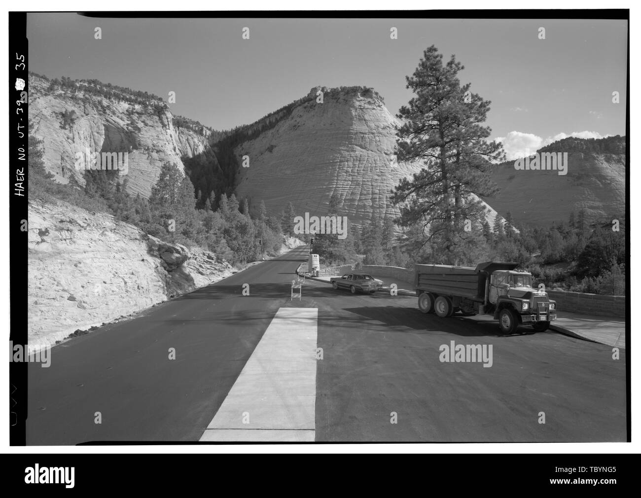 Nuova area di stazionamento ovest di costruzione di Checkerboard Mesa, rivolta a est ZionMount Carmel Highway, springdale, Washington County, UT MacDonald, Thomas H conservazione civile Corps Stato dello Utah Road Commissione Nevada parti Co ReynoldsEly costruzione Co RaleighLang costruzione Co Bureau di strade pubbliche Davis, F LeRoy P e H pala pistola di cemento società edilizia Bundy, Ora cedro società di costruzione di opere di amministrazione di avanzamento delle opere pubbliche amministrazione Jurale, James, storico Fraser, Clayton B, fotografo Anderson, Michael F, storico Grogan, Brian C, fotografo Foto Stock