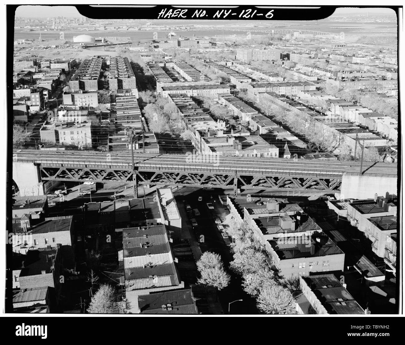 NEW YORK IL COLLEGAMENTO DI RR il viadotto di attraversamento 35TH STREET. QUEENS, QUEENS CO., NY. Sec. 4207, MP 6.31. A nord-est del corridoio ferroviario, Amtrak itinerario tra JerseyNew New York e nuovo Stato YorkConnecticut linee, New York New York County, NY Foto Stock