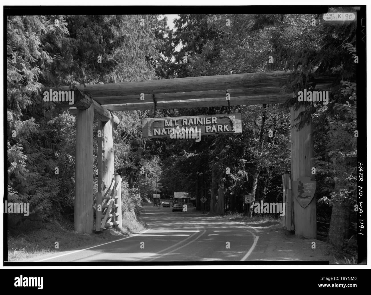 NISQUALLY ingresso con portale rustico, rivolta a est Nisqually Road, tra Longmire e Paradise, WA, Longmire, Pierce County, WA Ricksecker, Eugene V US Army Corpo degli Ingegneri Bureau di strade pubbliche Longmire, James McKinley, William Millis, John Miller, D Feldschau e Chaffee Tomlinson, O UN Miley e Fox Philbrick e Nicholson, incorporato Tobin, J D Hampshire, John Davidson, E UN Mitchell Fratelli Conservazione di emergenza funziona Baseloff, Alex Monohan, J H Quin, Richard H, storico Foto Stock