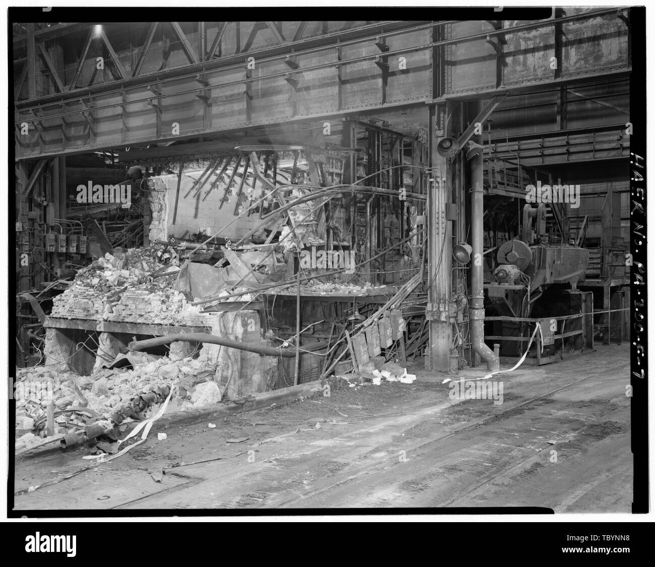 NO. 2 soletta continua forno di riscaldo del 160' mulino a piastra. Interno rivestimento refrattario visibili a causa della demolizione. Stati Uniti Acciaio opere Homestead, 160 mulino a piastra, lungo il fiume Monongahela, Homestead, Contea di Allegheny, PA Impianto di difesa Corporation negli Stati Uniti Steel Corporation Mesta Machine Company General Electric Company di Westinghouse Electric Company Selas Corporation Amsler Morton Company Lowe, Jet, fotografo Stupich, Martin, fotografo Foto Stock