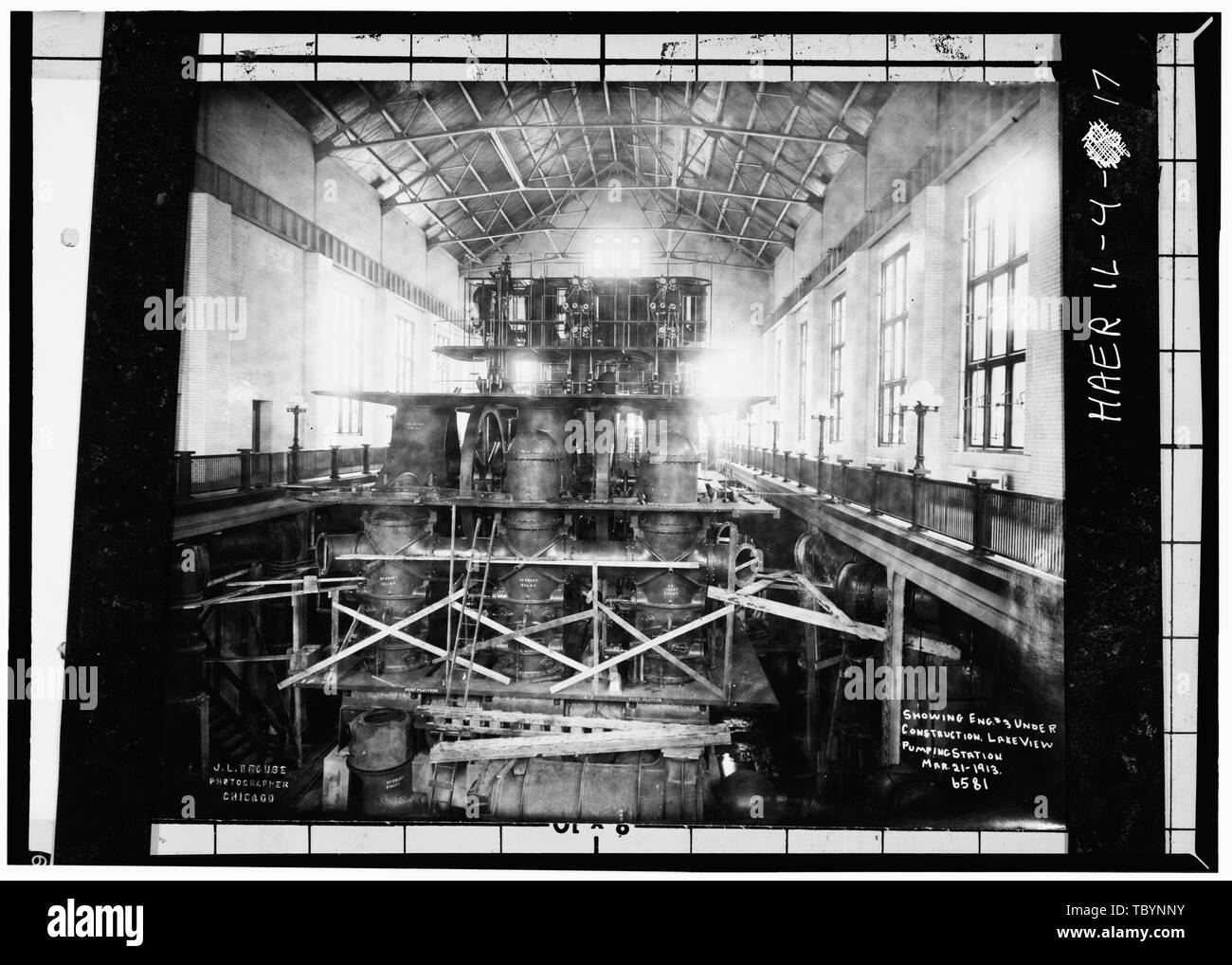 NO. 3 motore. Albero a gomiti e di volani montati. Collegamenti ad est e ad ovest le testate di scarico non ancora realizzati. Lakeview Stazione di pompaggio, Clarendon e Montrose Avenue, Chicago, Contea di Cook, il Foto Stock NO. 3 motore. Albero a gomiti e di volani montati. Collegamenti ad est e ad ovest le testate di scarico non ancora realizzati. Lakeview Stazione di pompaggio, Clarendon e Montrose Avenue, Chicago, Contea di Cook, il Foto Stock