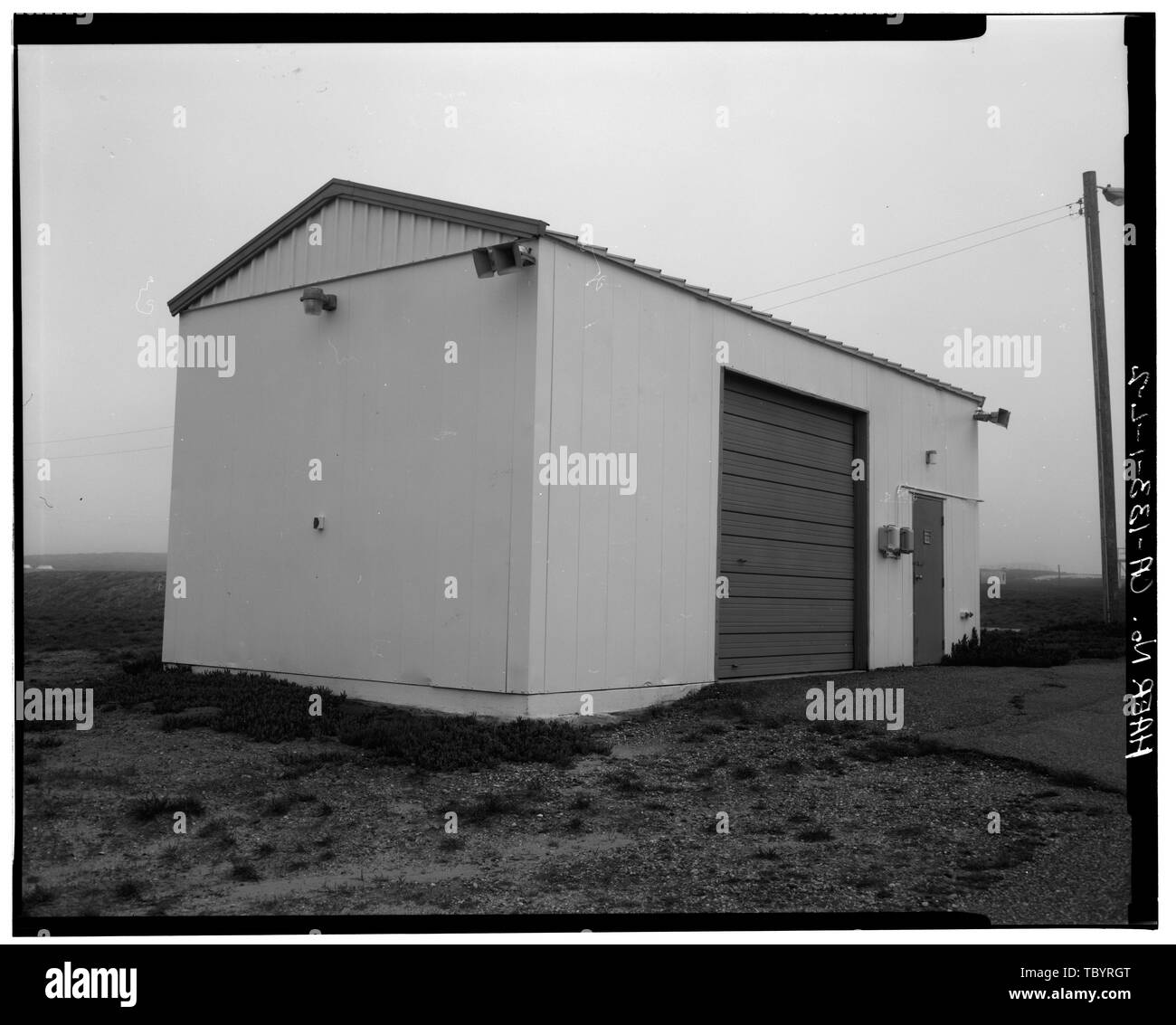 Il nord e l ovest facce del capannone per il rimessaggio (Bldg. 776) situato su SLC3E Base aerea di Vandenberg, Space Launch Complex 3, Capannone per il rimessaggio, Napa e Alden strade, Lompoc, Santa Barbara County, CA Foto Stock