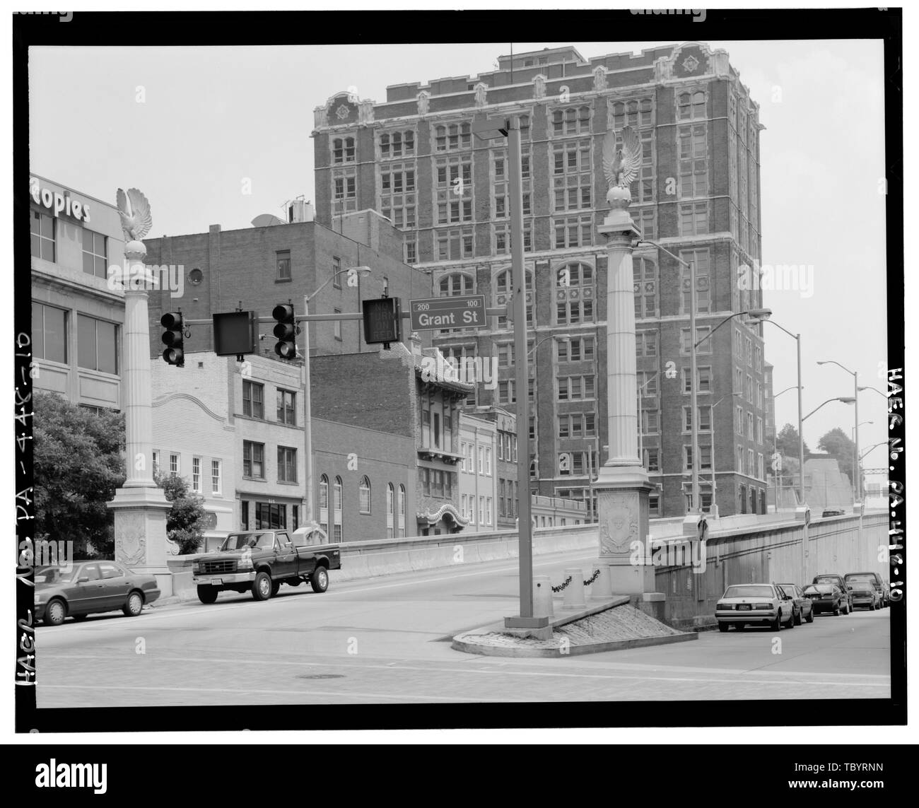 Approccio del Nord a livello della strada, guardando verso est. Ponte della Libertà, Spanning Monongahela River, East Carson Street e la Second Avenue presso la State Route 3069, Pittsburgh, Allegheny County, PA Covell, Vernon R Dravo impresa contraente Vang Società di costruzioni indipendenti società Ponte Booth e Flinn Azienda Richardson, George S Allegheny County Dipartimento delle Opere Pubbliche Comitato di Pittsburgh sulla pianificazione della città Olmsted, Federico legge Brown, Norman F DeLony, Eric N, project manager Pennsylvania Department of Transportation, sponsor Pennsylvania Historical and Museum Commission, sponsor Gruen, Jason Phili Foto Stock