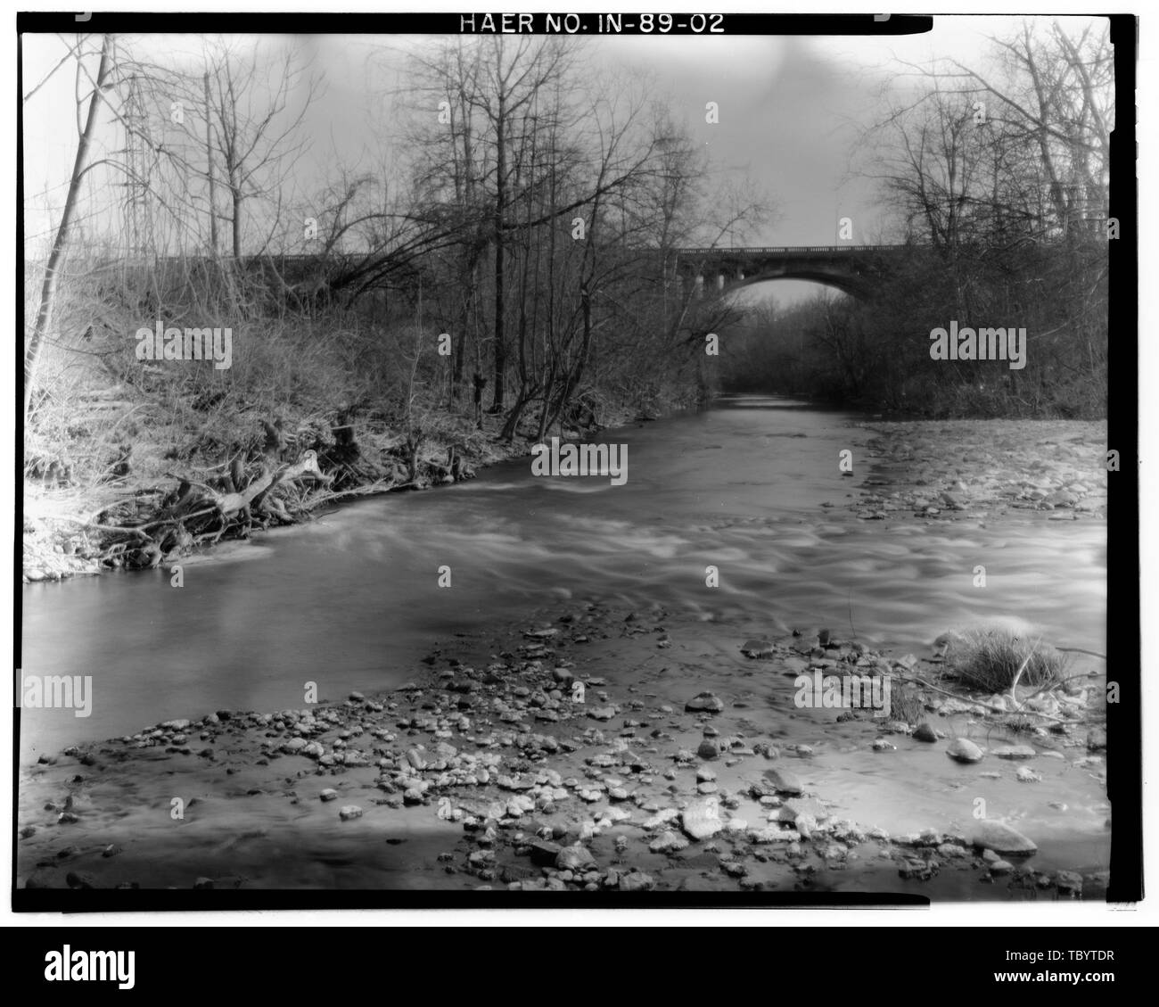 Elevazione del nord dell'anello orientale ARCH, preso dal fiume Whitewater. Main Street Bridge Spanning East Fork River Whitewater, Richmond, Wayne County, in Foto Stock