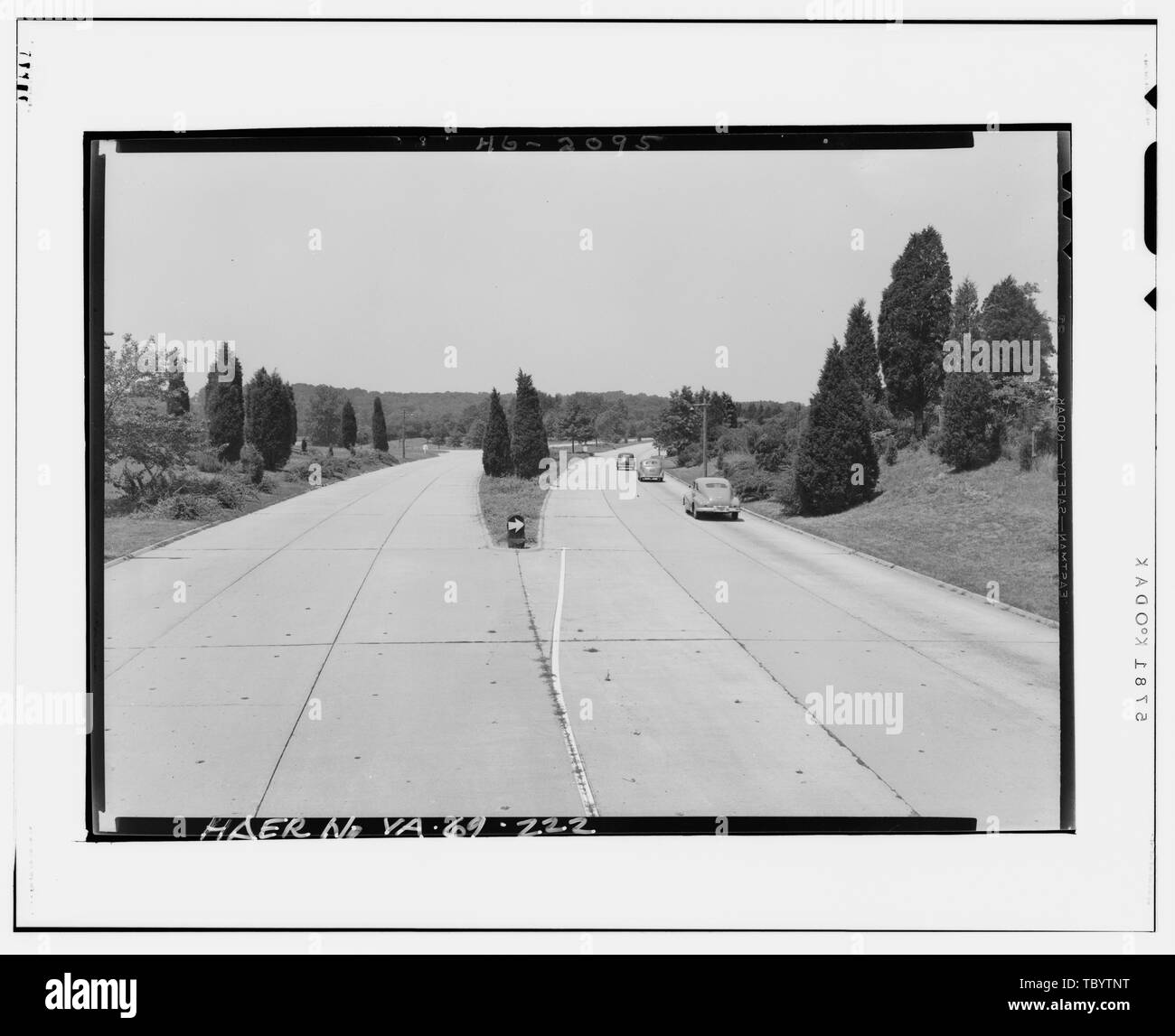 L'estremità nord della striscia separatrice situato nelle vicinanze LITTLE CREEK caccia su GWMP guardando verso sud, 1946. George Washington Memorial Parkway, lungo il fiume Potomac da McLean a Mount Vernon, VA, Mount Vernon, Fairfax County, VA Mount Vernon Avenue Associazione U.S. Esercito di ingegneri U.S. Ufficio di presidenza di strade pubbliche Clarke, Gilmore Downer, Jay Toms, R E Johnson, J W Simonson, Wilbur McNary, J V Barton, Clara Mount Vernon Ladies Associazione Garden Club of America le Figlie della Rivoluzione Americana Regno Figlie della Confederazione Colonial Dames of America Associazione per la salvaguardia della Virginia Anti Foto Stock
