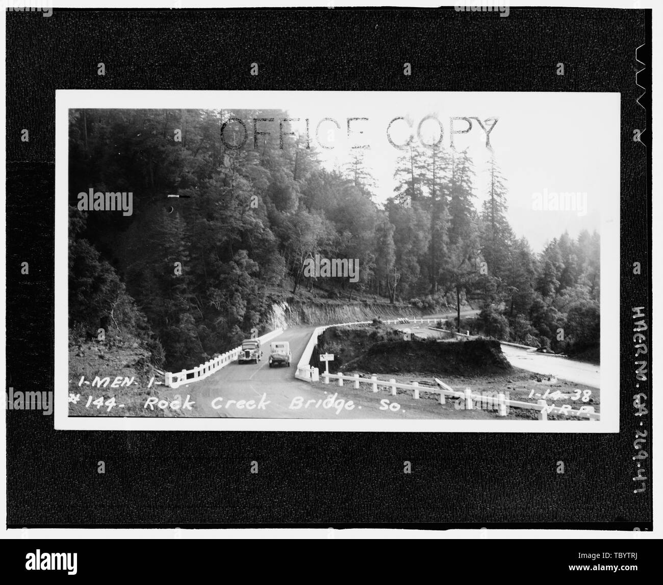 N.R.P., fotografo Gennaio 14, 1938 MENDOCINO COUNTY, SEZIONE, HIGHWAY 1. 1Gli uomini1J 144, Rock Creek BRIDGE. Così, 11438, N.R.P. Stampigliato copia di Office. Redwood National e parchi statali strade, costa della California da Crescent City a Trinidad, Crescent City, Del Norte County, CA Foto Stock