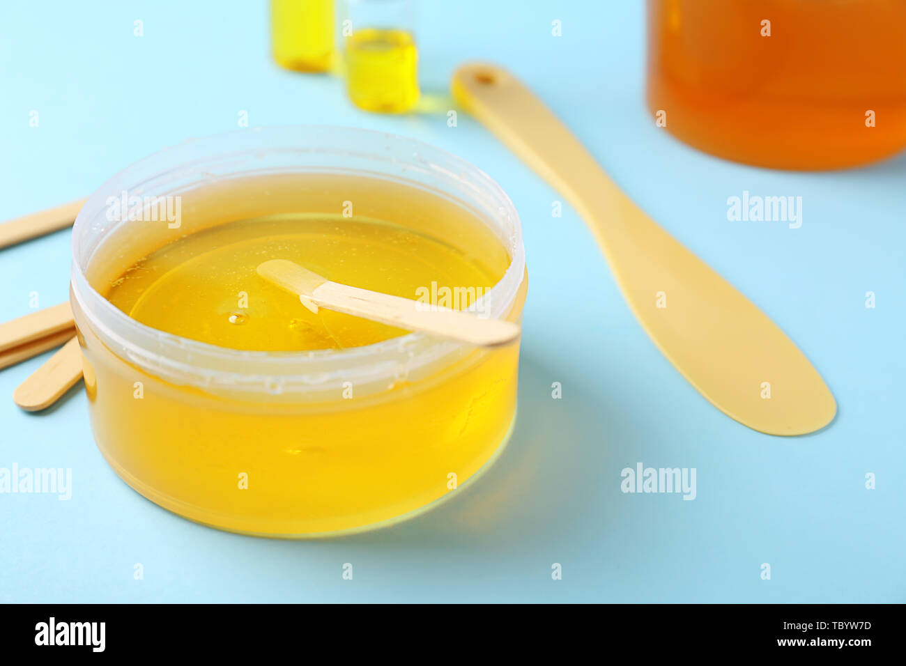 Zuccheraggio in pasta per la rimozione dei peli sul colore di sfondo Foto Stock