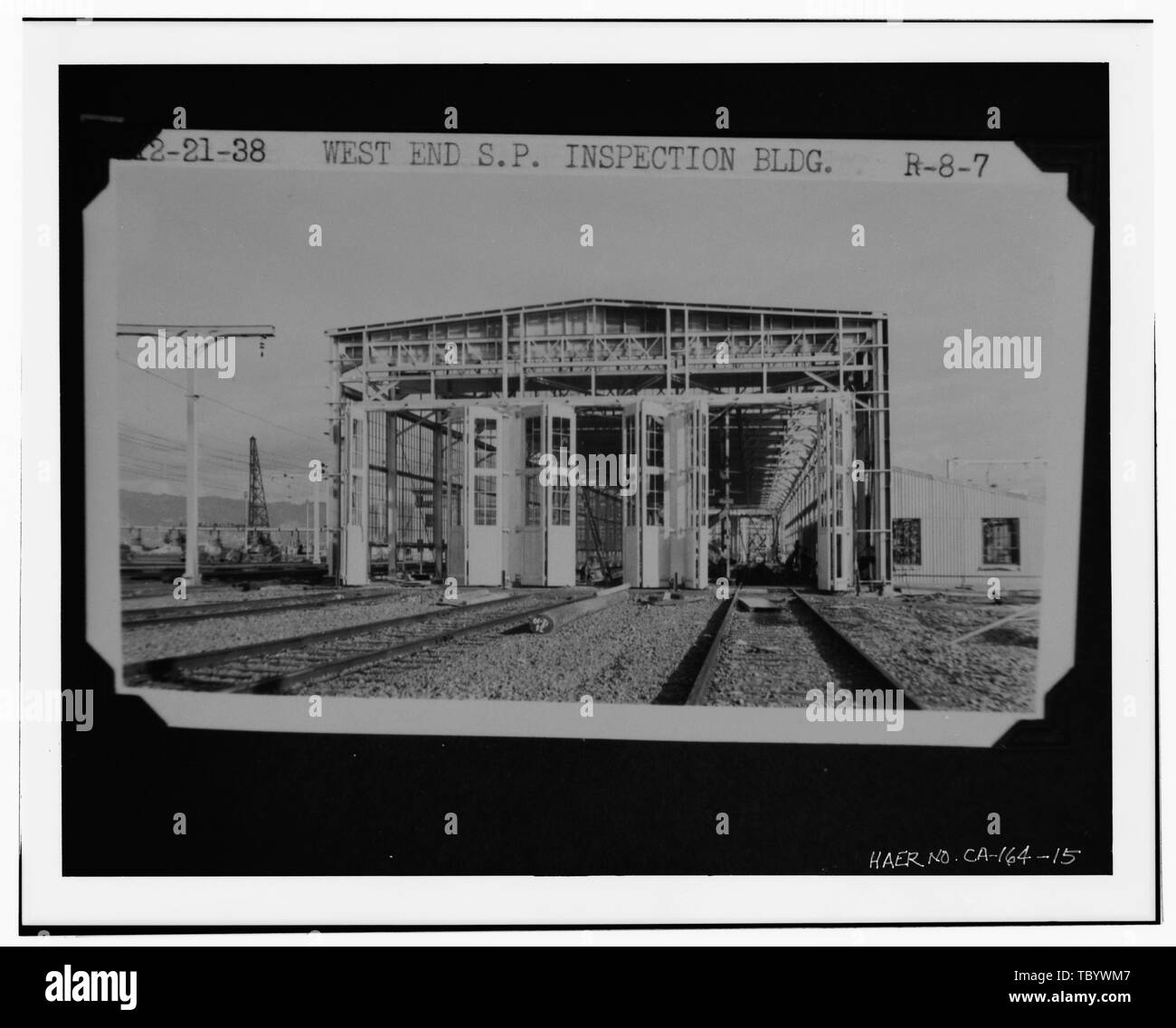 Quasi completa 'West End S.P. Ispezione edificio", vista da est, Dicembre 21, 1938. Nota portafoglio porte, cavernosa spazio interno con brani in luogo. Interurbano di ferrovia elettrica ponte negozio cantiere, Interstate 80 alla contea di Alameda Postmile 2.0 di Oakland, contea di Alameda, CA Foto Stock