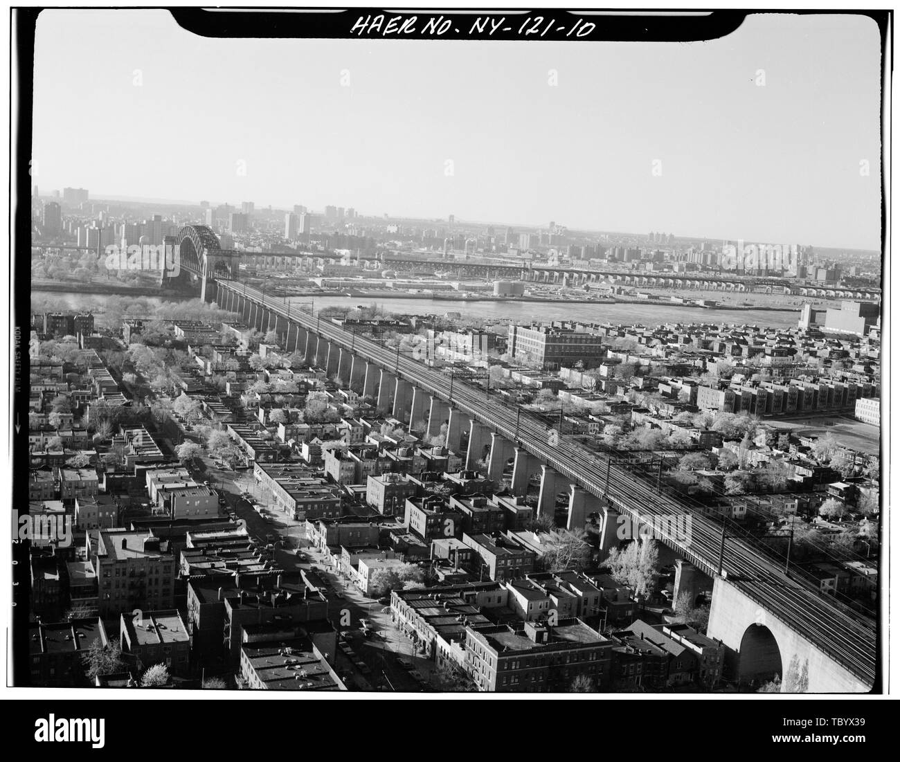 New York il collegamento di RR viadotto avvicinando Hell Gate Bridge da S. Queens, Queens Co., NY. Sec. 4207, MP 7.29. A nord-est del corridoio ferroviario, Amtrak itinerario tra JerseyNew New York e nuovo Stato YorkConnecticut linee, New York New York County, NY Foto Stock