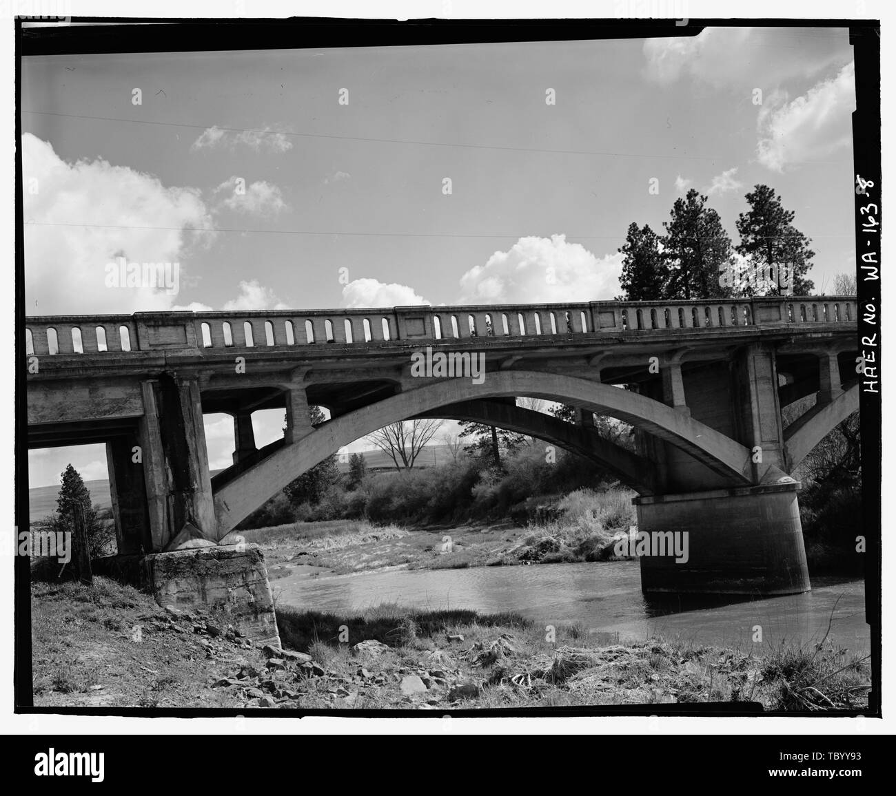 Elevazione del nord guardando a sud Dettagli di arco, CA. 1912 pier (sinistra) e 1924 pier (a destra), spandrel colonne, spandrel parete, staffe sotto la sporgenza del pianale e i guardrail Latah Creek Ponte No. 4102, Prairie View Road, Waverly, Contea di Spokane, WA Granato, B J Baker, H S Louter, David, trasmettitore McKenney, Pamela K, fotografo Krier, Robert H, storico Holstine, Craig, storico Foto Stock