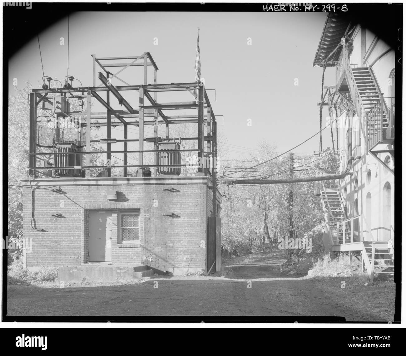 Elevazione del nord del relè elettrico station che mostra il cavo elettrico di collegamento a torre. New York, New Haven, e Hartford Railroad, Shell Torre ad incastro, New Haven Milepost 16, circa 100 sentire a est di New Rochelle Junction, New Rochelle, Westchester County, NY Foto Stock