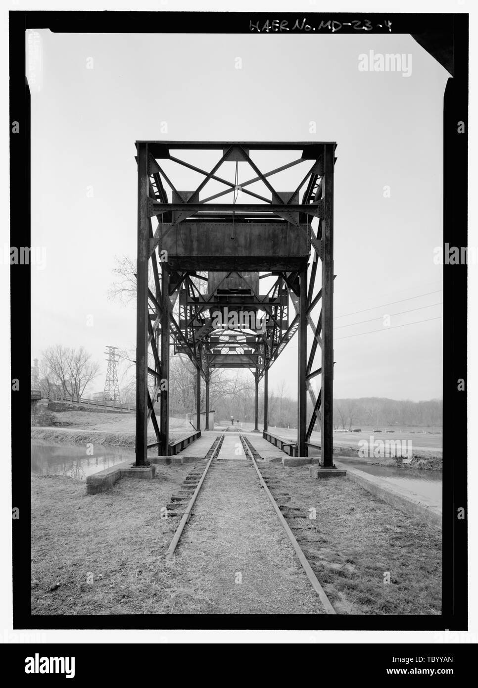 Elevazione del nord del ponte di sollevamento. Il legno compensato decking non è originale. Nota porzione di R. Paul Smith Power Station in sullo sfondo a sinistra. Potomac Società Edison, Chesapeake e Ohio Canal bridge spanning C E O Canal a sud degli Stati Uniti 11, Williamsport, Washington County, MD Potomac Società Edison Western Maryland Railway New York Central Railway Fancus Machine Company di Westinghouse Electric Corporation Chesapeake e Ohio Canal Chesapeake e Ohio Canal, project manager Marston, Christopher, project manager Tamburro, Sam, sponsor Foto Stock