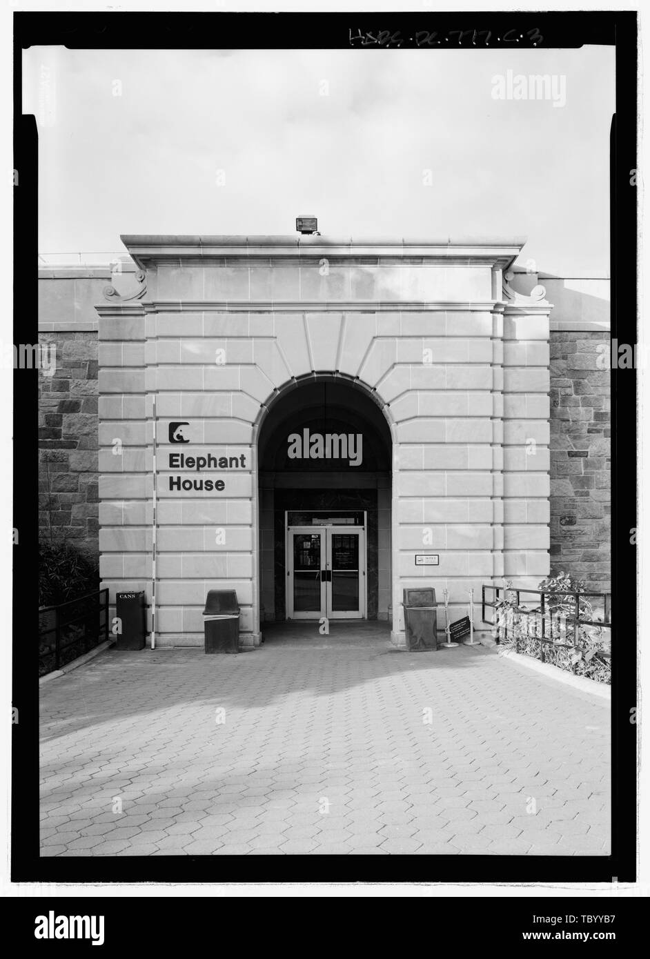 Elevazione del nord di ingresso ovest loggia, con scala stick National Zoological Park, casa di elefante, 3001 Connecticut Avenue NW, Washington, Distretto di Columbia, DC Foto Stock