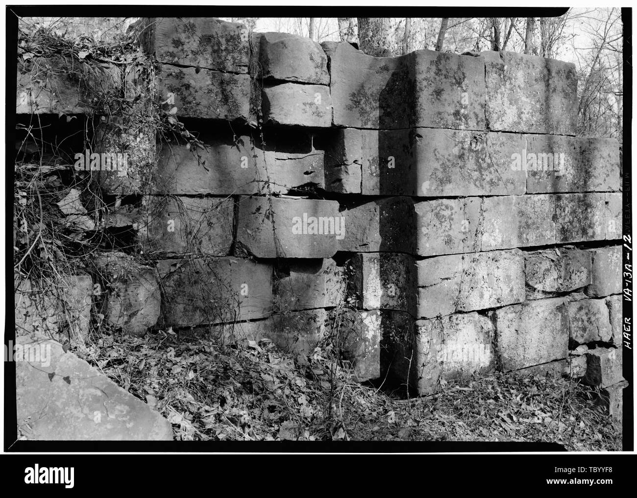 L'estremità nord della serratura 1 mostra gate incavo nella parete est. 1971. Società Potowmack Great Falls Canal, Lock n. 1, Great Falls, Fairfax County, VA Foto Stock