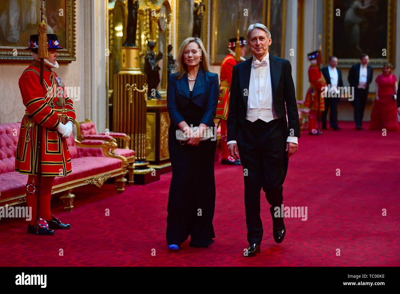 Il cancelliere dello scacchiere Philip Hammond arriva al banchetto di Stato a Buckingham Palace di Londra il giorno uno di noi presidente Donald Trump's tre giorni di visita di Stato nel Regno Unito. Foto Stock