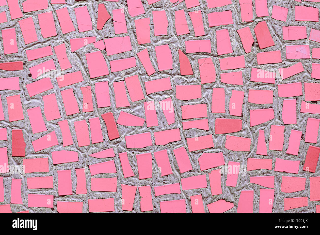 Primo piano di mosaico astratto colorato rosa piastrelle in ceramica sfondo modellato Foto Stock