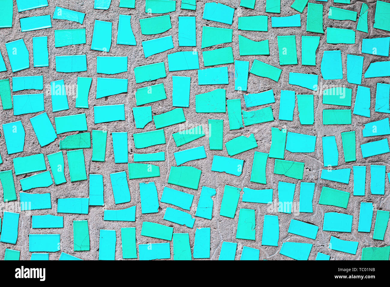 Primo piano della menta alla moda astratto colorato mosaico di piastrelle di ceramica di sfondo modellato Foto Stock