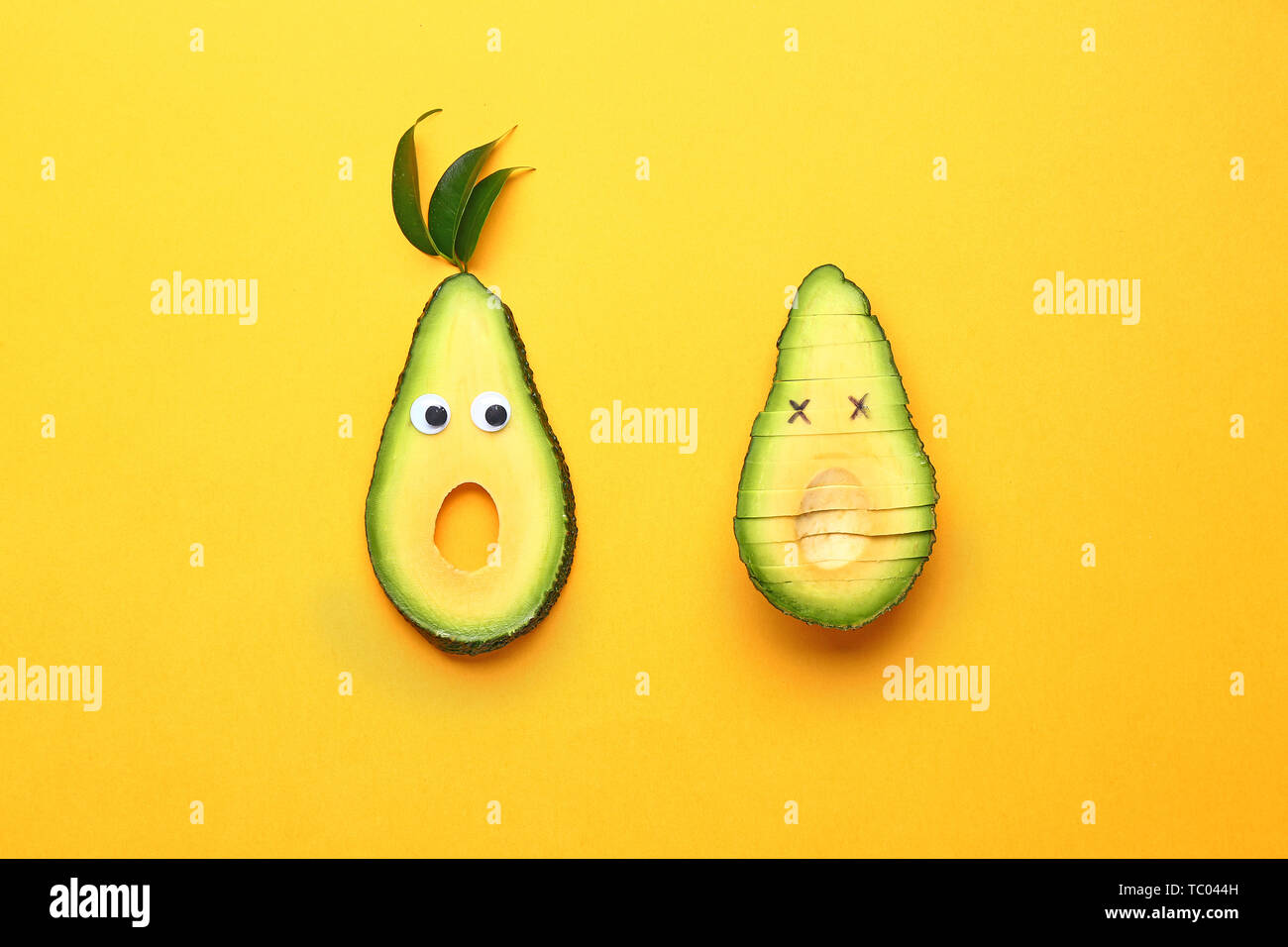 Composizione creativa con avocado sul colore di sfondo Foto Stock
