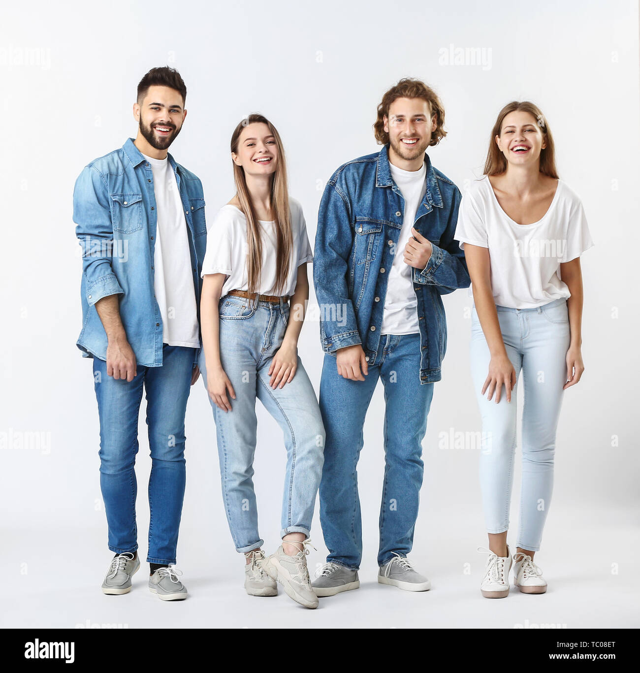 Elegante giovani in jeans abiti su sfondo bianco Foto Stock
