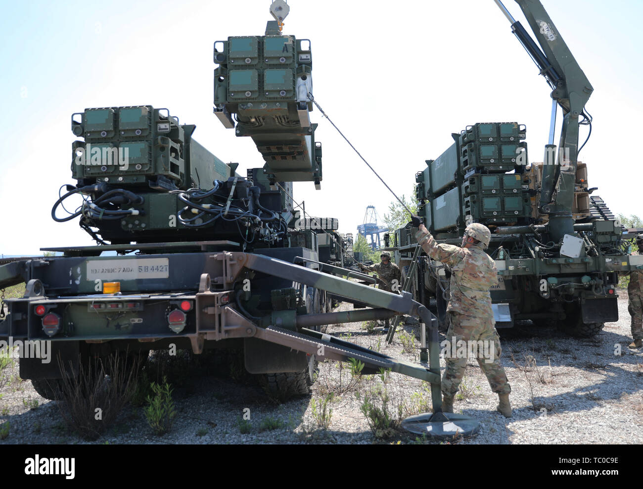 Soldati dal 5° 7° Battaglione di difesa aerea Reggimento di Artiglieria barattoli costante sul Patriot sistema di difesa missilistica come vengono scaricati e caricati durante il trasporto di missili e ricaricare la formazione in Capodistria, Giugno 3, 2019. I soldati sono il compito di mantenere la missione di patrioti pronto con un tempo di risposta rapido per esercizio congiunto Astral Knight 19. Stati Uniti Esercito foto di Sgt. Erica Earl Foto Stock