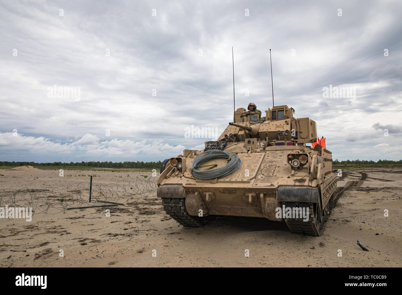 Un esercito M2 Bradley Fighting veicolo appartenente al primo battaglione ingegnere, 1° Brigata corazzate contro la squadra, 1a Divisione di Fanteria fasi su una violazione intervallo durante una prova a secco di smontata violazione formazione condotta su un intervallo vicino al Camp Trzebień, Polonia, 23 maggio 2019. Formazione su entrambi montati e smontati combattere le violazioni è una parte essenziale della missione di fattibilità del primo Eng. Bat. Durante la Atlantic risolvere. (U.S. Esercito Foto di Sgt. Geremia boschi) Foto Stock