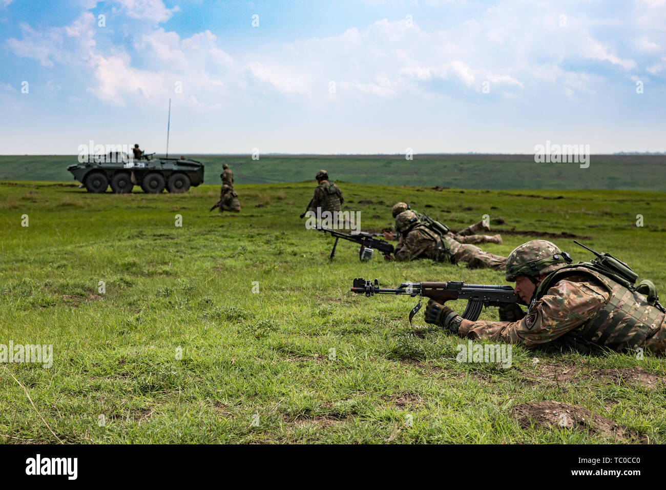 Soldati rumeni con il serbatoio 631st battaglione a mantenere la sicurezza durante una forza di forza esercizio come parte di giustizia Eagle su un intervallo vicino Smardan Area Formazione, Romania Maggio 30, 2019. Giustizia Eagle, un combinato di esercizio bilaterale con gli alleati rumeno, dimostra l'interoperabilità degli alleati della NATO durante la Atlantic risolvere. (U.S. Esercito Foto di Sgt. Geremia boschi) Foto Stock