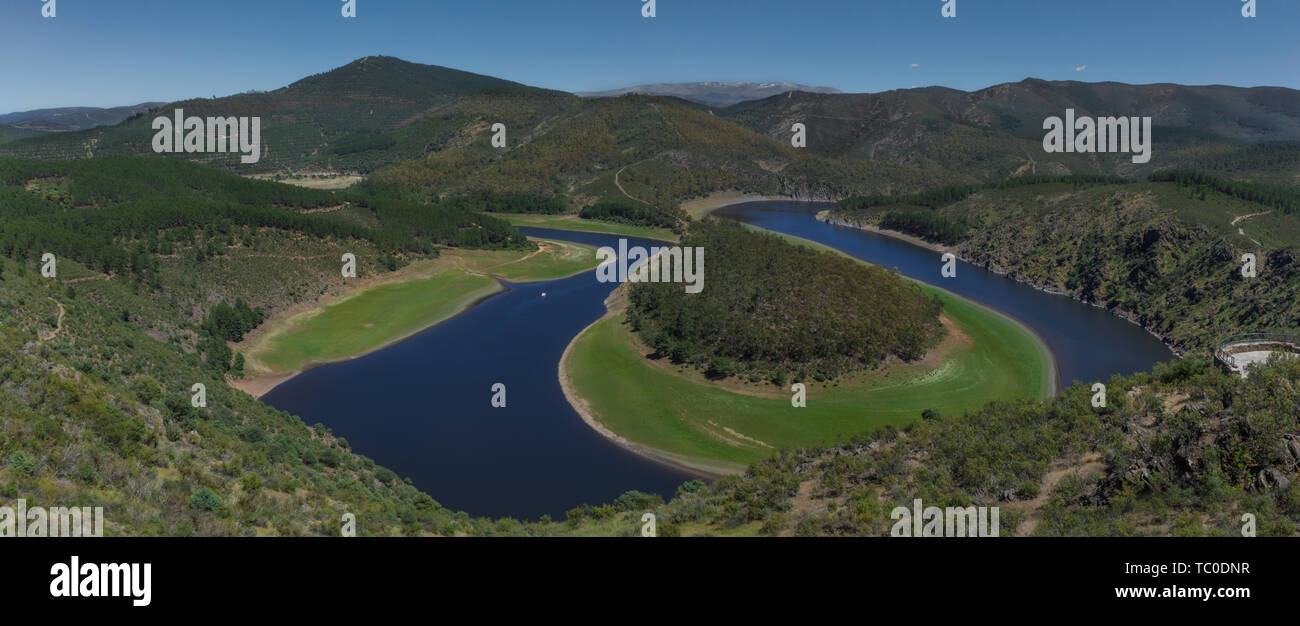 Panoramica del Melero meandro del fiume Alagón in Las Hurdes, Cáceres-Spagna. Vista dal punto di vista di Antigua Foto Stock