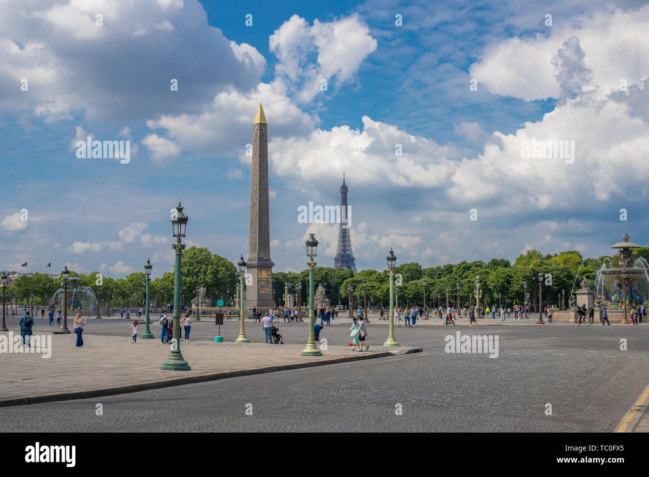 Parigi, Francia - 25 Maggio 2019: Luxor Obelisco Egiziano al centro di Place de la Concorde contro lo sfondo della torre Eiffel. Foto Stock