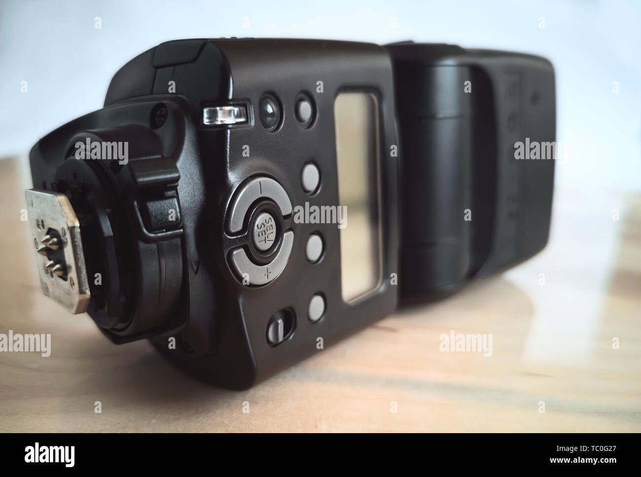 Close-up presenta un moderno flash alla fotocamera reflex per una migliore illuminazione durante le riprese Foto Stock