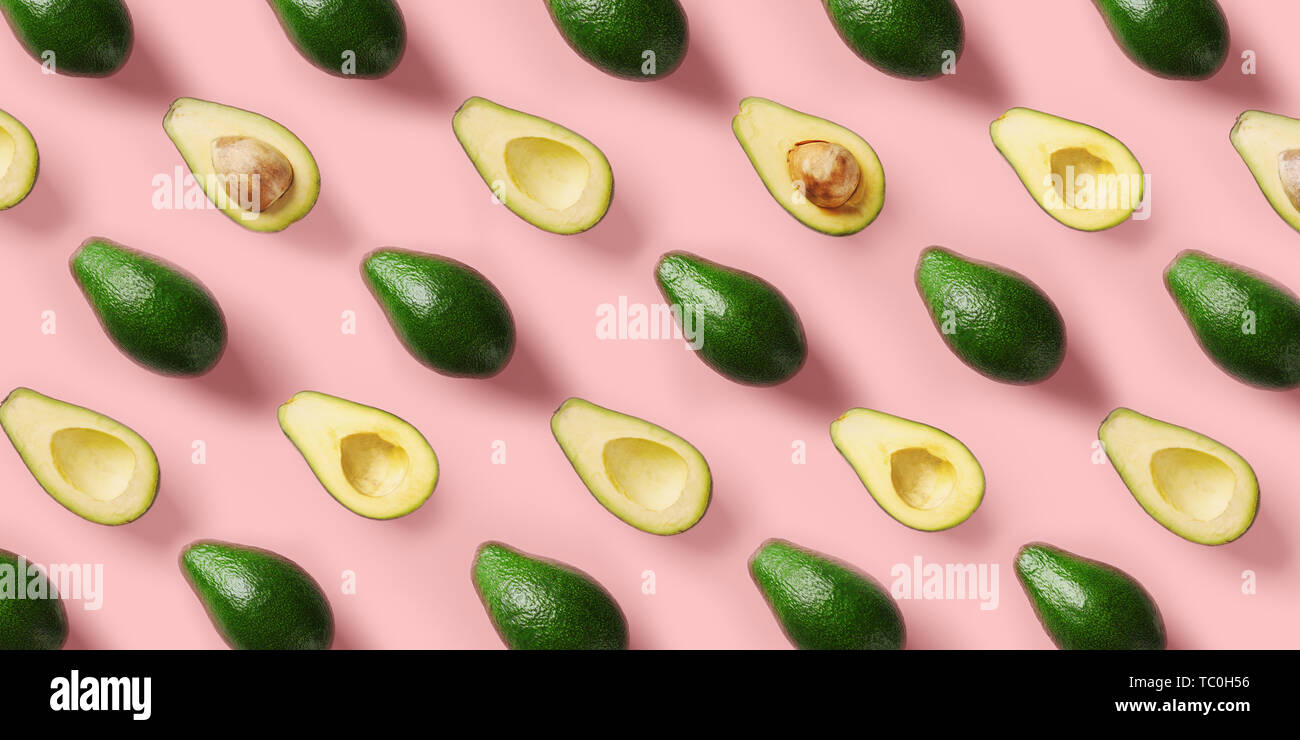 Modello di avocado su sfondo rosa. Pop art design, creative estate food concept. Verde avocado, minimale piatto stile di laici. Vista superiore Foto Stock