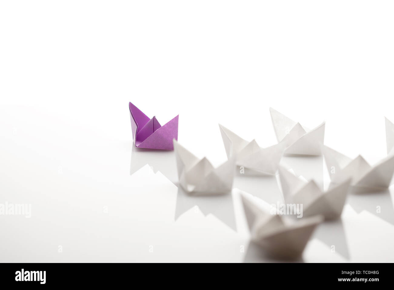 Le navi di carta. Il concetto di Leadership utilizzando carta nave tra white Foto Stock