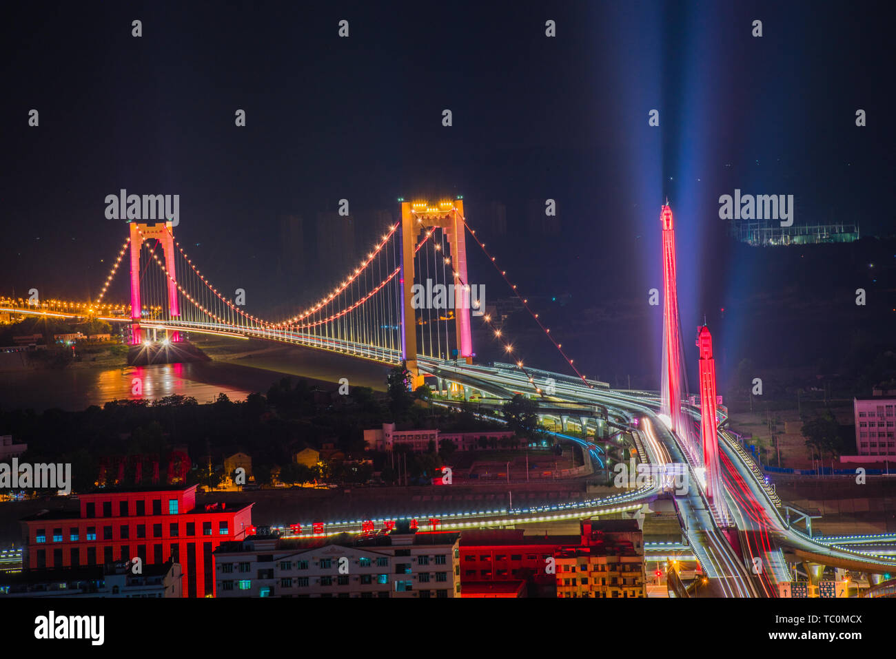 Vista notturna di Yichang a Xi il Ponte sul Fiume Yangtze, provincia di Hubei Foto Stock