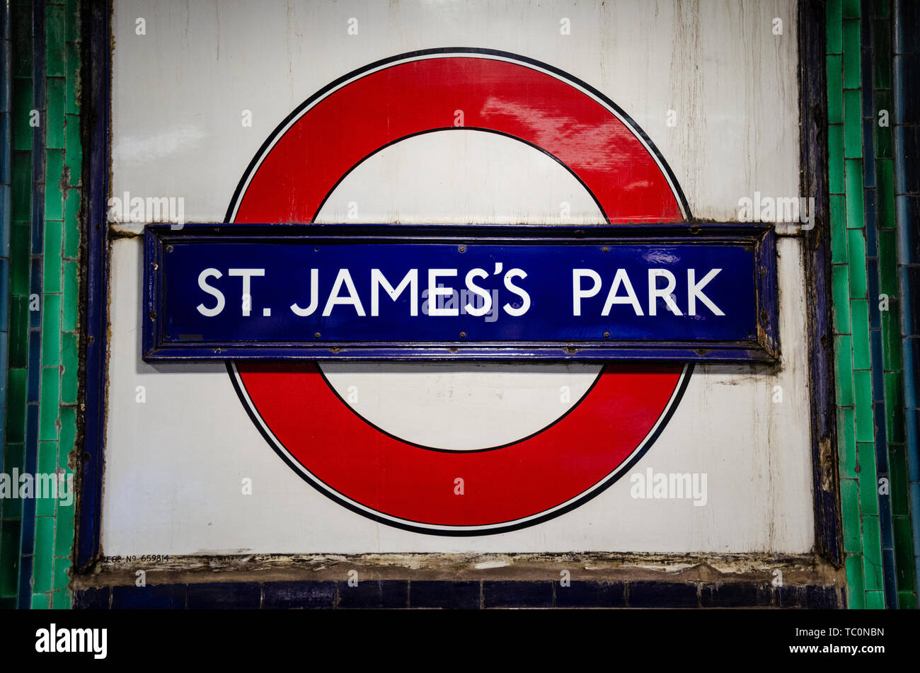 Il nome della stazione segno sulla parete del St James Park Station sulla rete metropolitana della città. Foto Stock