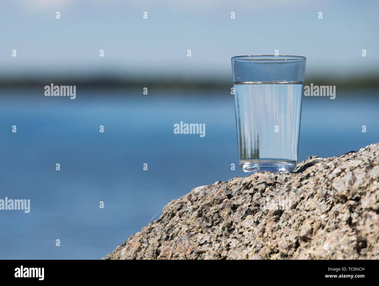 MOTALA 20170524 dricksglas Ett med dricksvatten från sjön Vättern. Un bicchiere con acqua potabile dal lago Vättern. Foto Jeppe Gustafsson Foto Stock