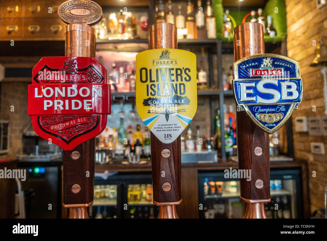 Pompe di birra in un bar in un pub Inglese a Londra, Regno Unito Foto Stock