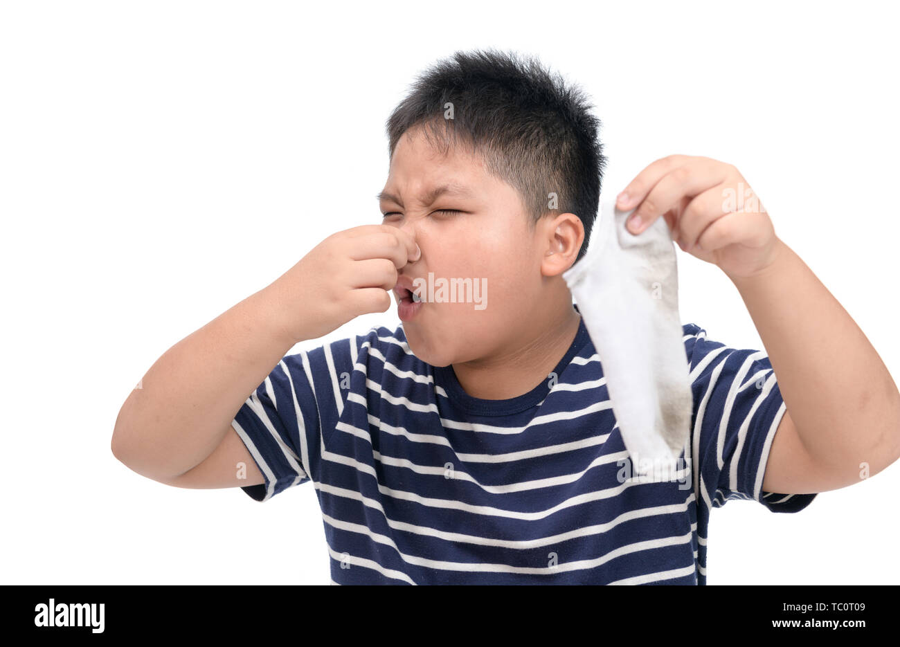 Fat Boy holding sporco stinky socks isolati su sfondo bianco odore sgradevole concept Foto Stock