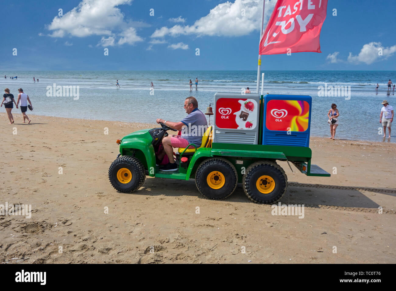 John Deere Gator trasformato in gelato carrello vendita di gelati ai turisti sulla spiaggia di località balneare lungo la costa del Mare del Nord Foto Stock