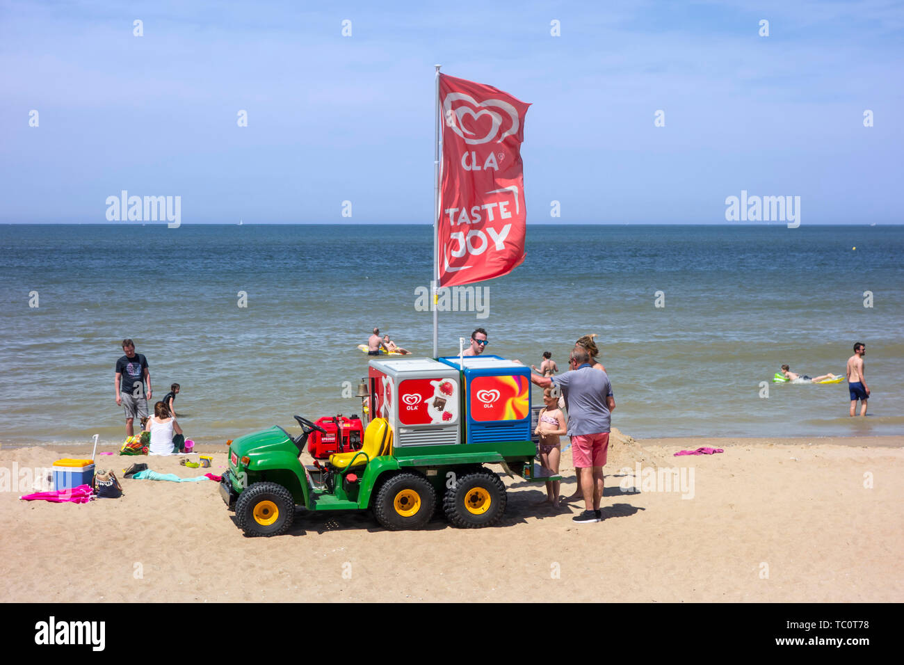 John Deere Gator trasformato in gelato carrello vendita di gelati ai turisti sulla spiaggia di località balneare lungo la costa del Mare del Nord Foto Stock