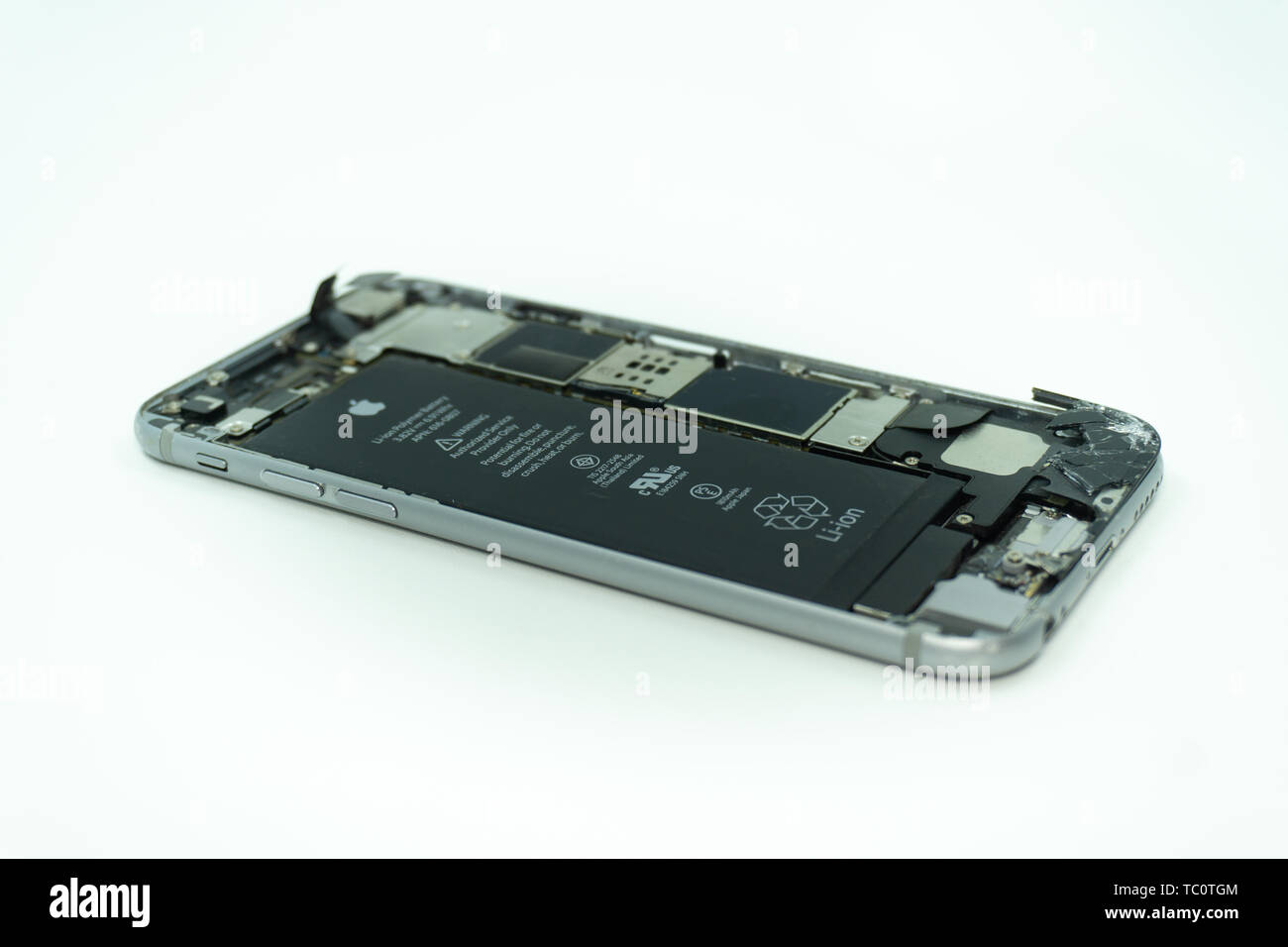BALI/INDONESIA-17 MAGGIO 2019: Foto di un iPhone 6 con display rotto. Isolato su bianco con spazio di copia Foto Stock BALI/INDONESIA-17 MAGGIO 2019: Foto di un iPhone 6 con display rotto. Isolato su bianco con spazio di copia Foto Stock