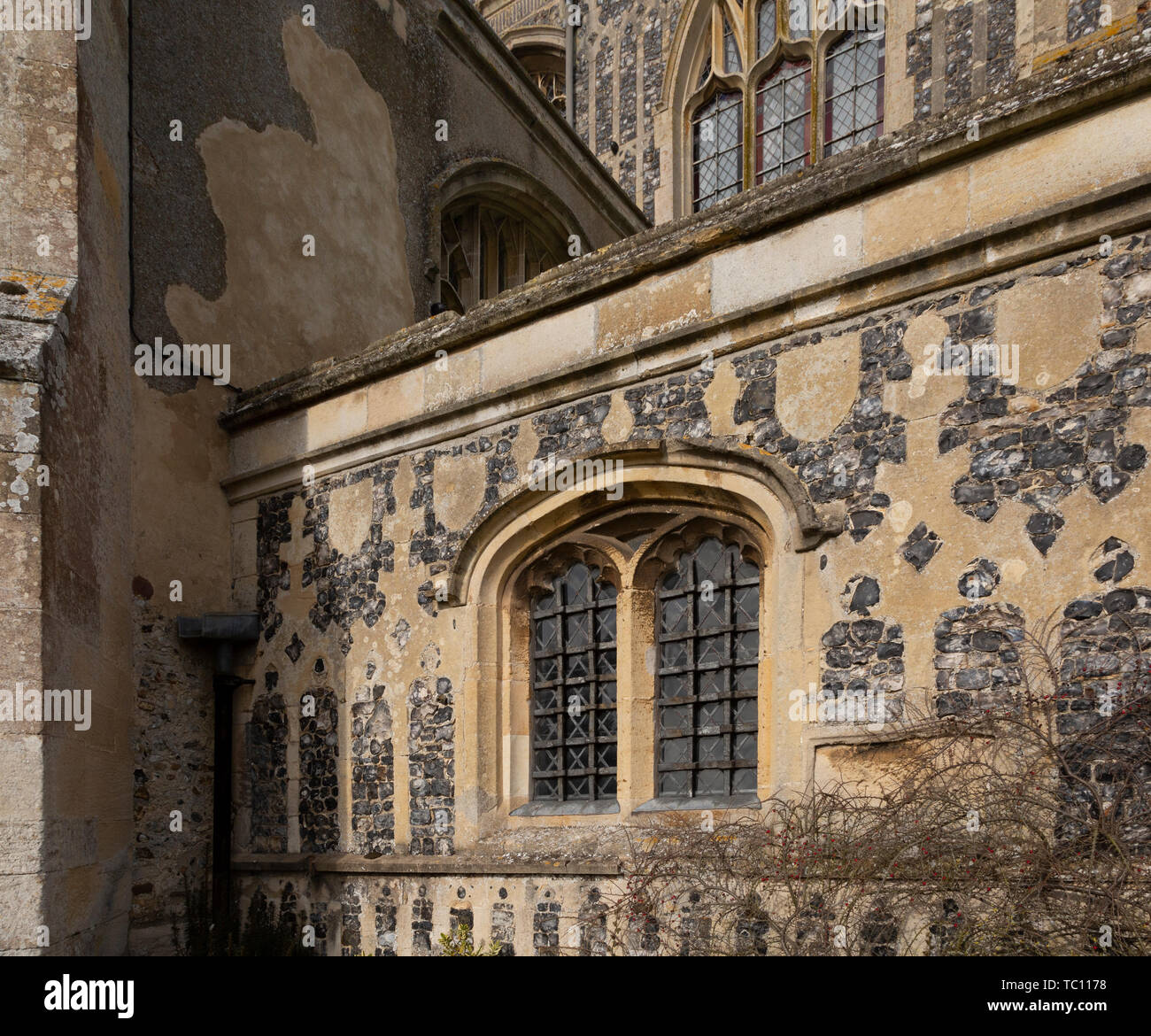 Dettagli della pietra focaia lavoro ad incasso e finestra, Chiesa della Santa Trinità, Long Melford, Suffolk, Inghilterra, Regno Unito Foto Stock