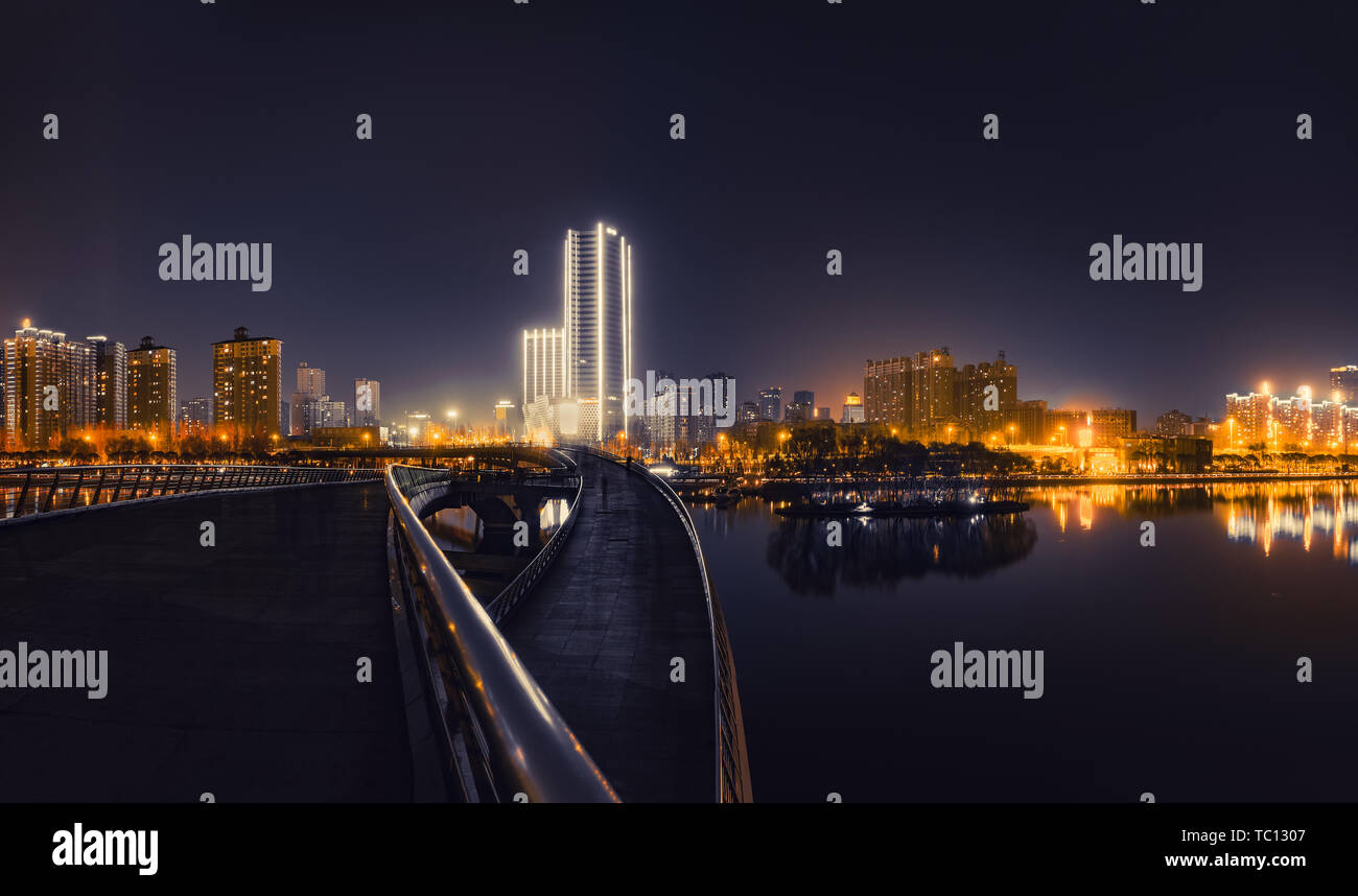 Vista notturna della citta' di Taiyuan, nella provincia di Shanxi, Fenqiao Fenhe Foto Stock