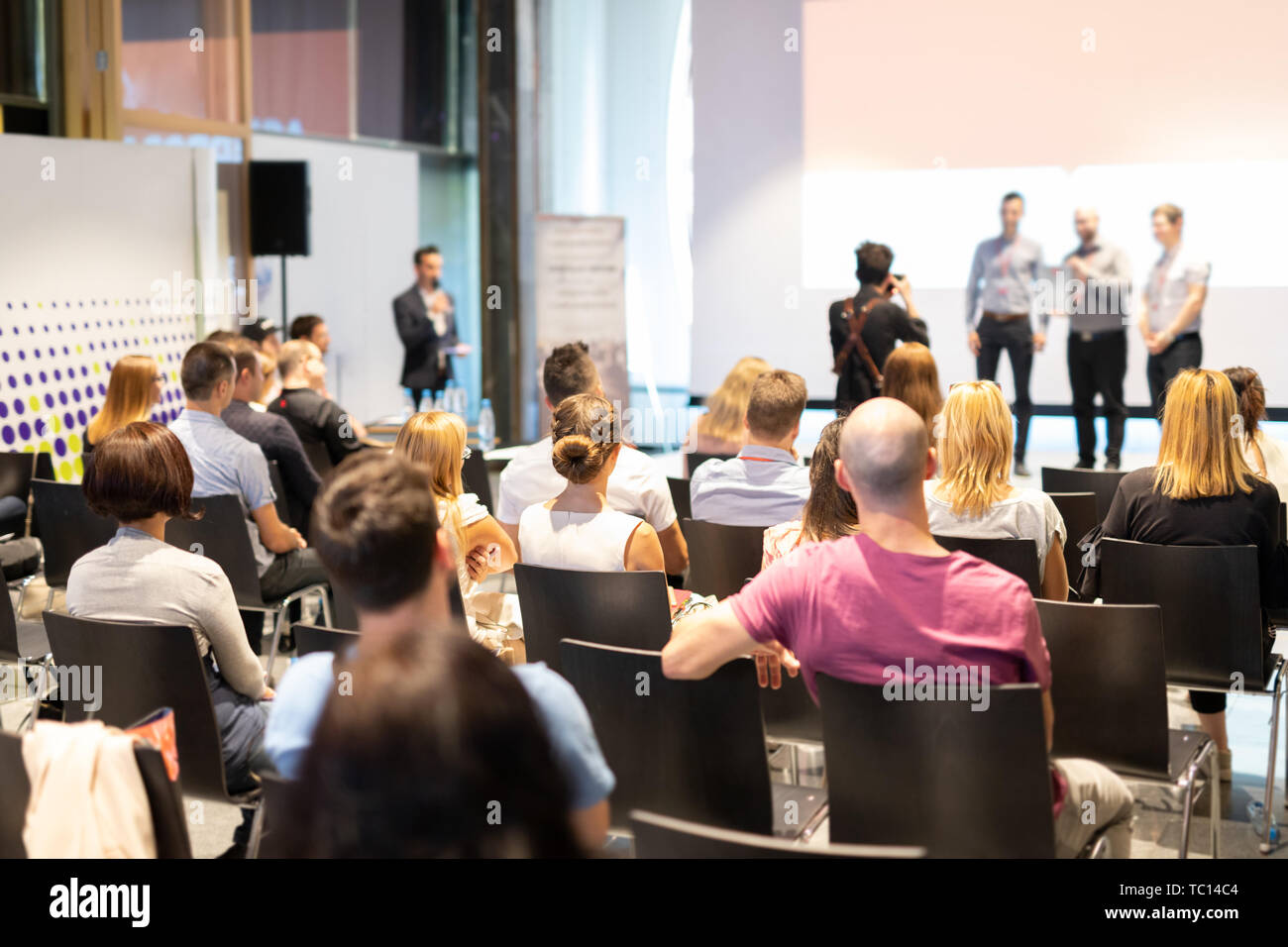 Young business team riceve premio al miglior progetto di impresa concorrenza evento. Foto Stock