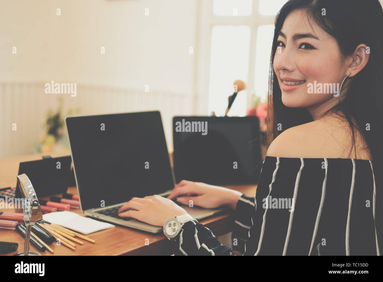 Bellezza blogger live broadcasting cosmetic Makeup tutorial su social media. registrazione vlogger vlog video. influencer marketing Foto Stock