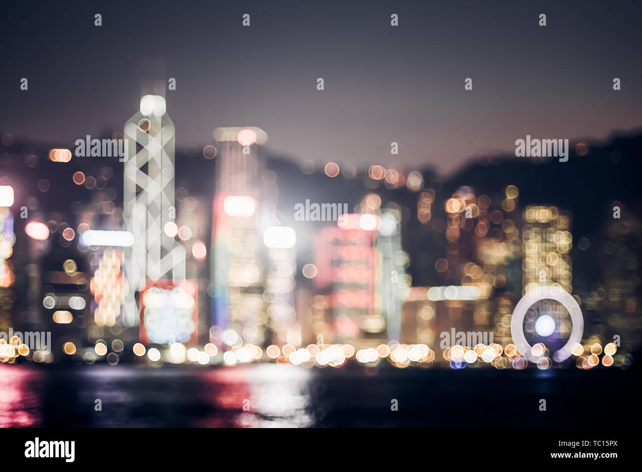 Abstract sfocata sullo sfondo di un paesaggio urbano di porto di mare di Hong Kong di notte,vita urbana,filtro vintage. Foto Stock
