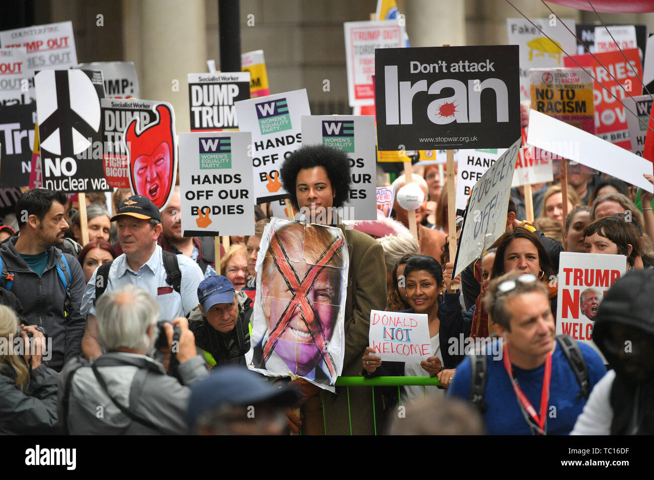 La gente ad un anti-Trump protesta a Whitehall, Londra, il secondo giorno della visita di Stato nel Regno Unito del Presidente statunitense Donald Trump. Foto Stock