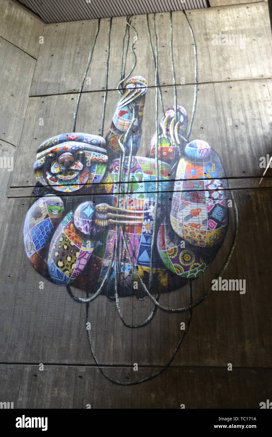 Pigmeo di tre dita bradipo 'Wild muri " da Luigi Masal dipinte nel 2018 per celebrare ZSL il bordo dell esistenza del programma di conservazione. Murale presso lo Zoo di Londra REGNO UNITO Foto Stock