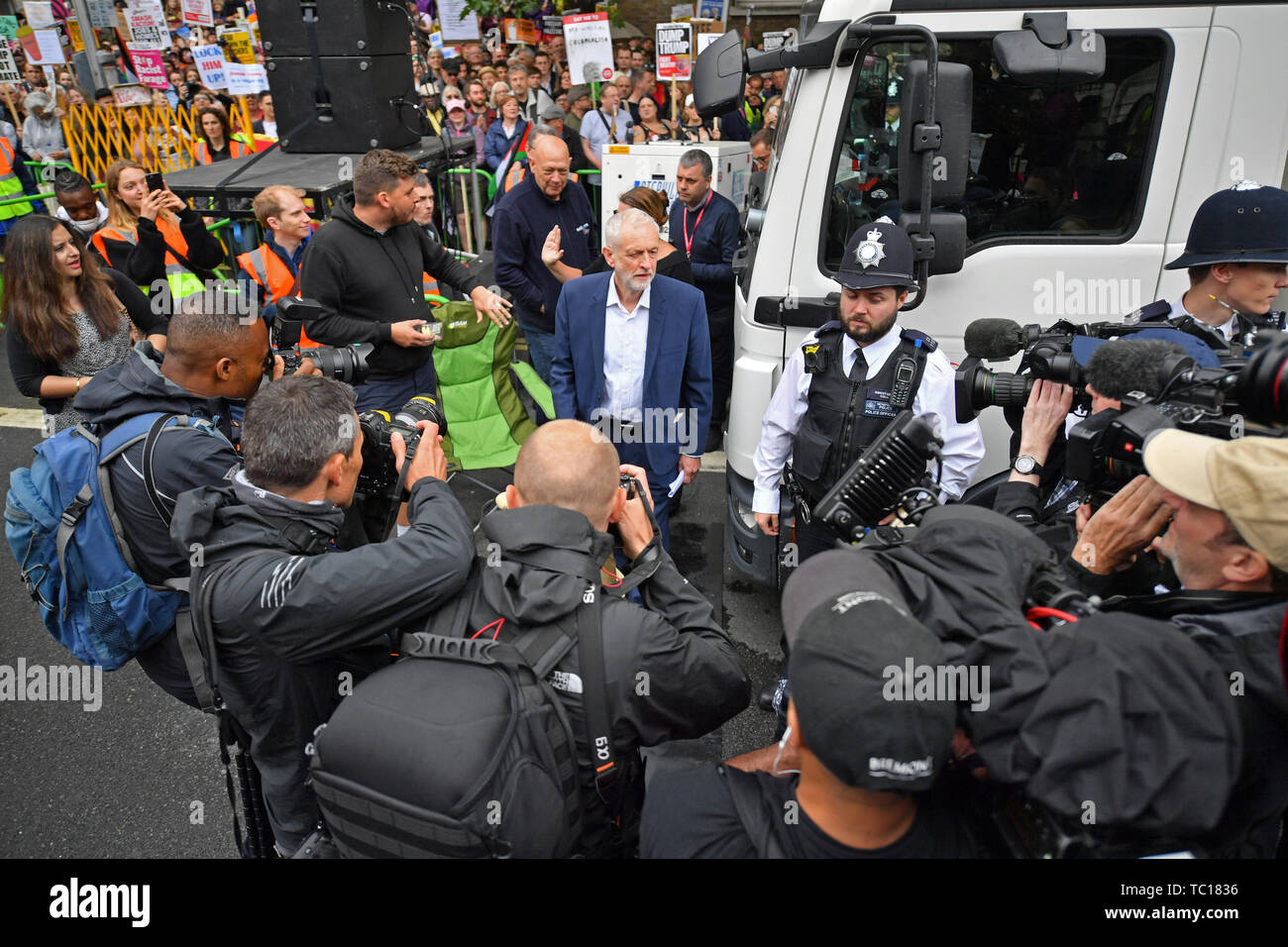 Leader del partito laburista Jeremy Corbyn arriva a parlare ad un anti-Trump protesta a Whitehall, Londra, il secondo giorno della visita di Stato nel Regno Unito del Presidente statunitense Donald Trump. Foto Stock