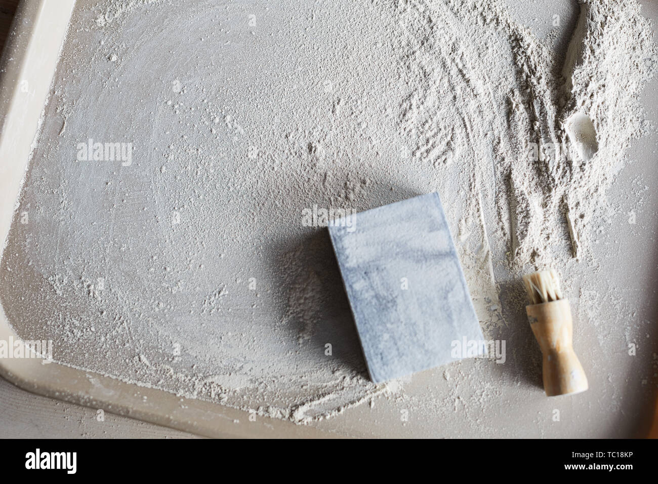Vista superiore sullo sfondo di un ceramista workplace nel laboratorio di ceramica, spazio di copia Foto Stock