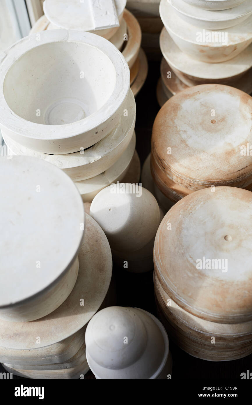 Sopra visualizza immagine di sfondo artigianale di coppe in ceramica sul ripiano in laboratorio di ceramica, spazio di copia Foto Stock